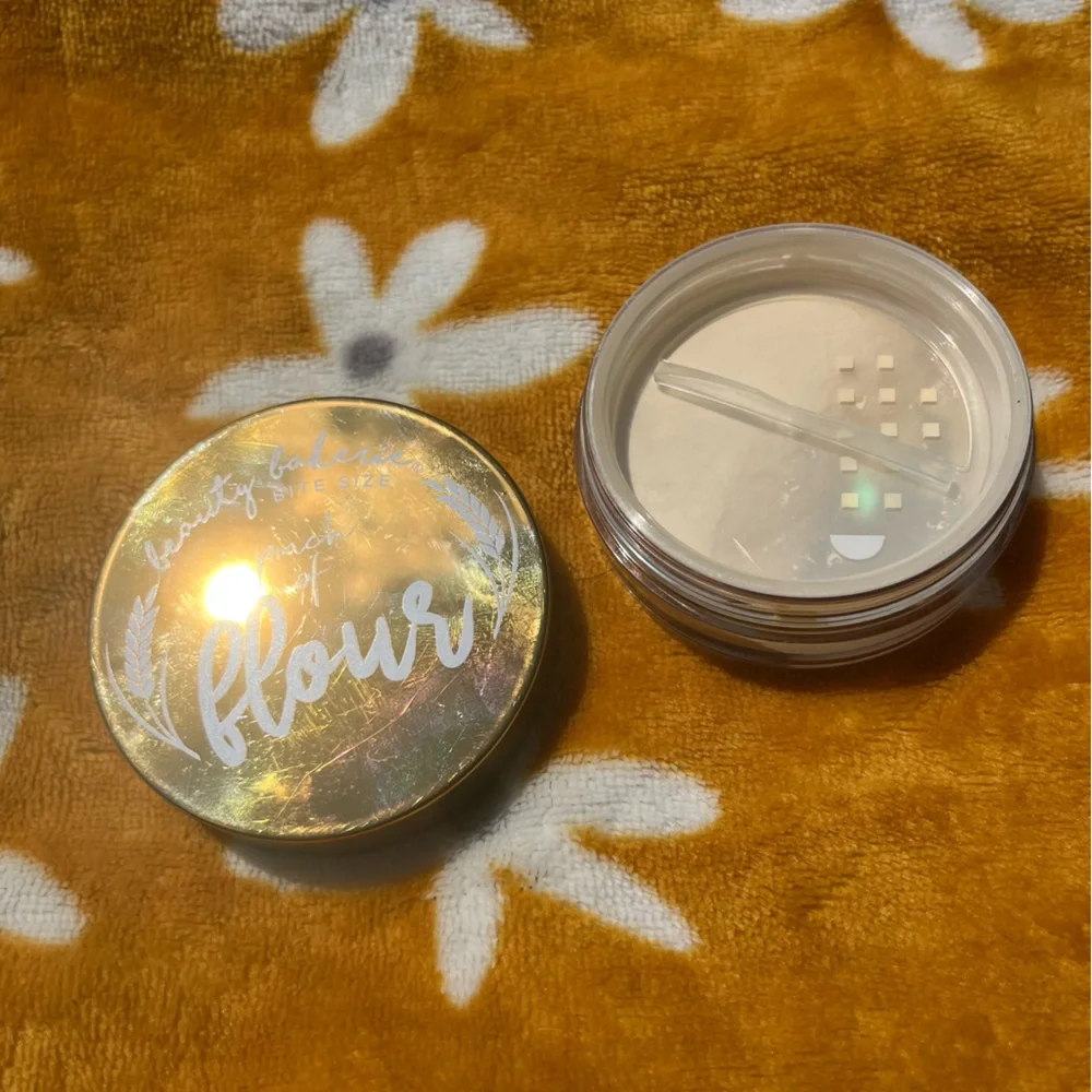 NEW beauty bakerie bite size pinch of flour Loose Setting Powder in Cassava